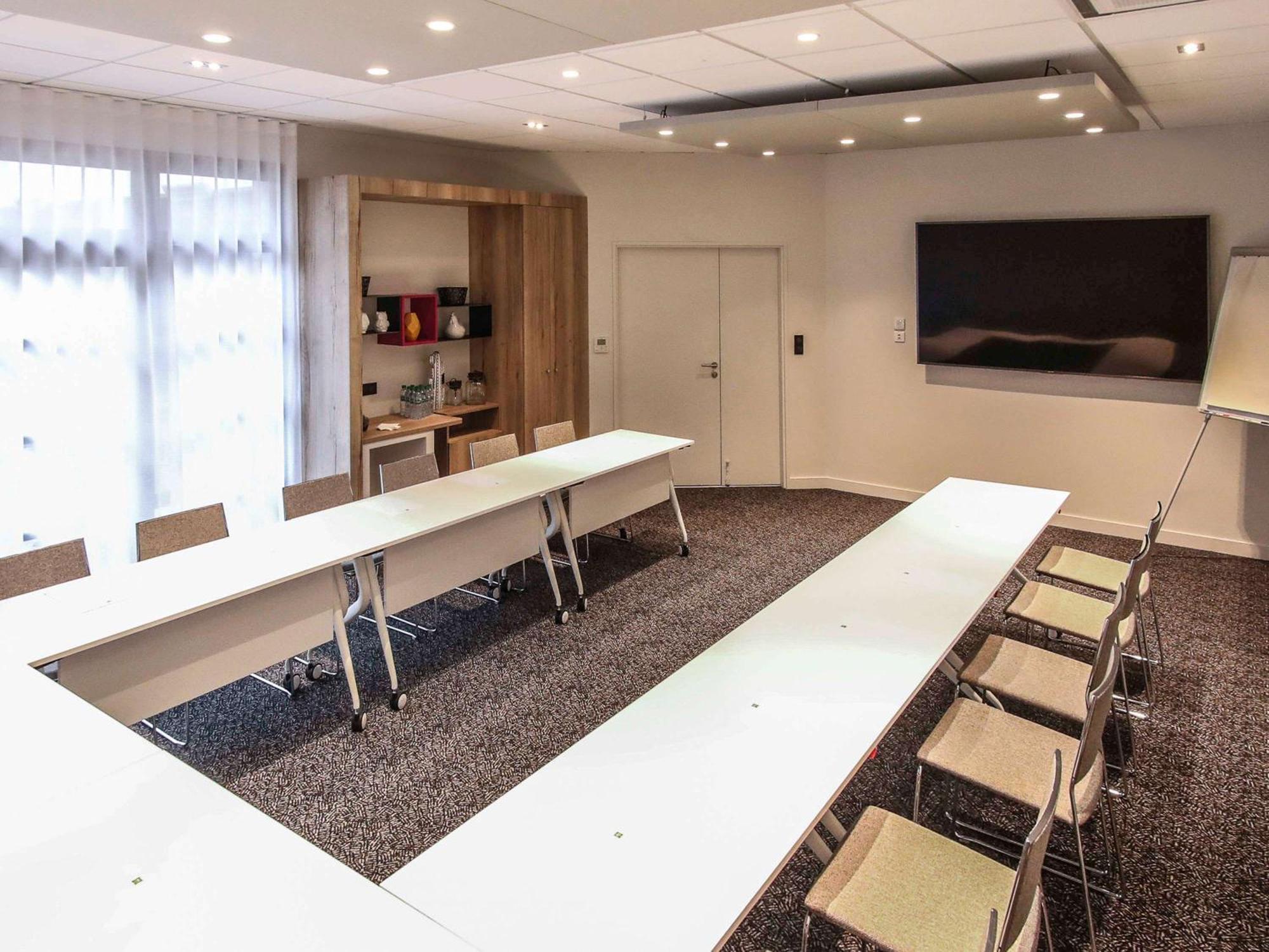 Ibis Styles Clermont-Ferrand Republique Hotel Bagian luar foto